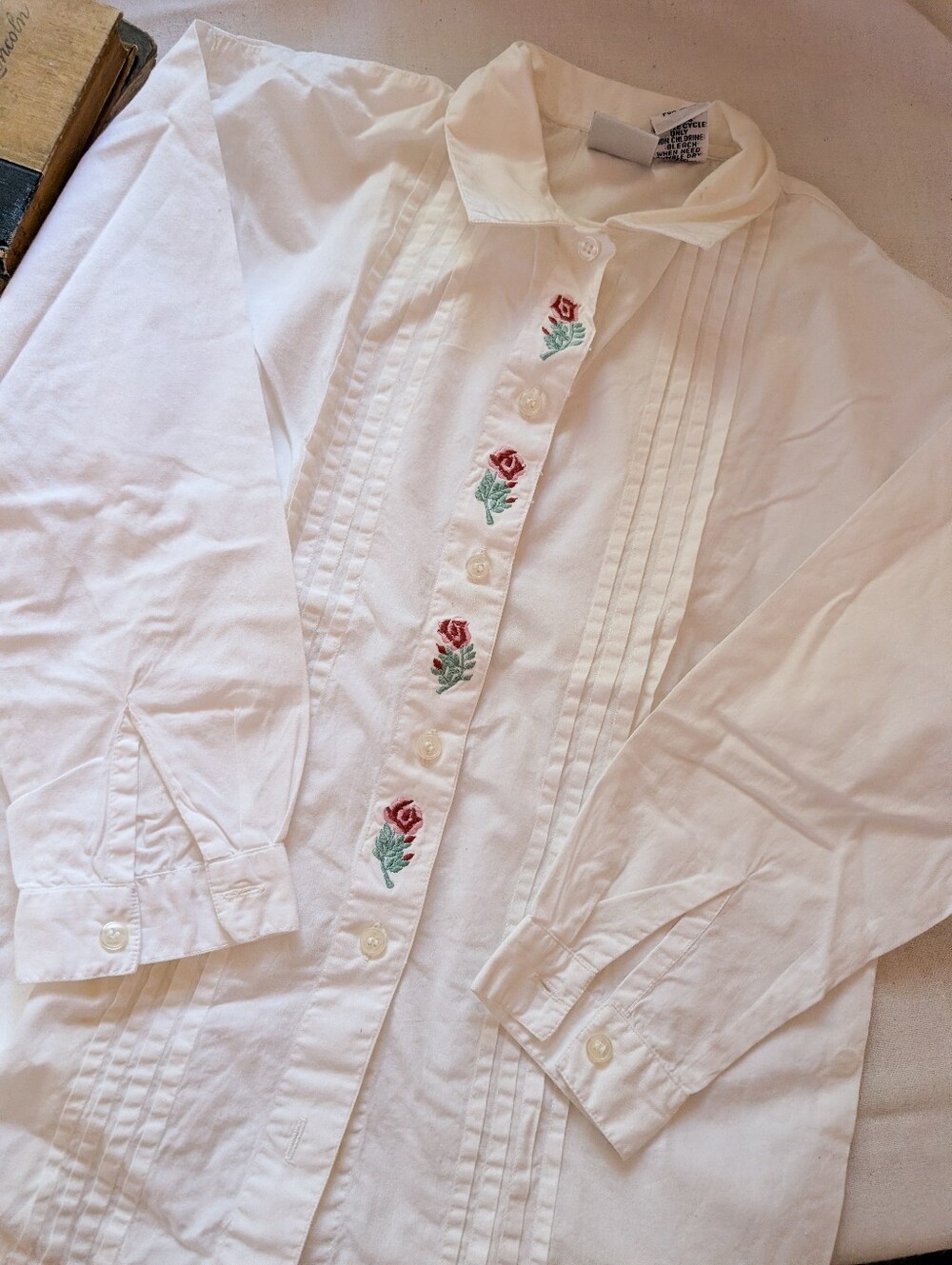 Vintage Embroidered Rose White Button Down Collared Shirt - 100% Cotton, Size M